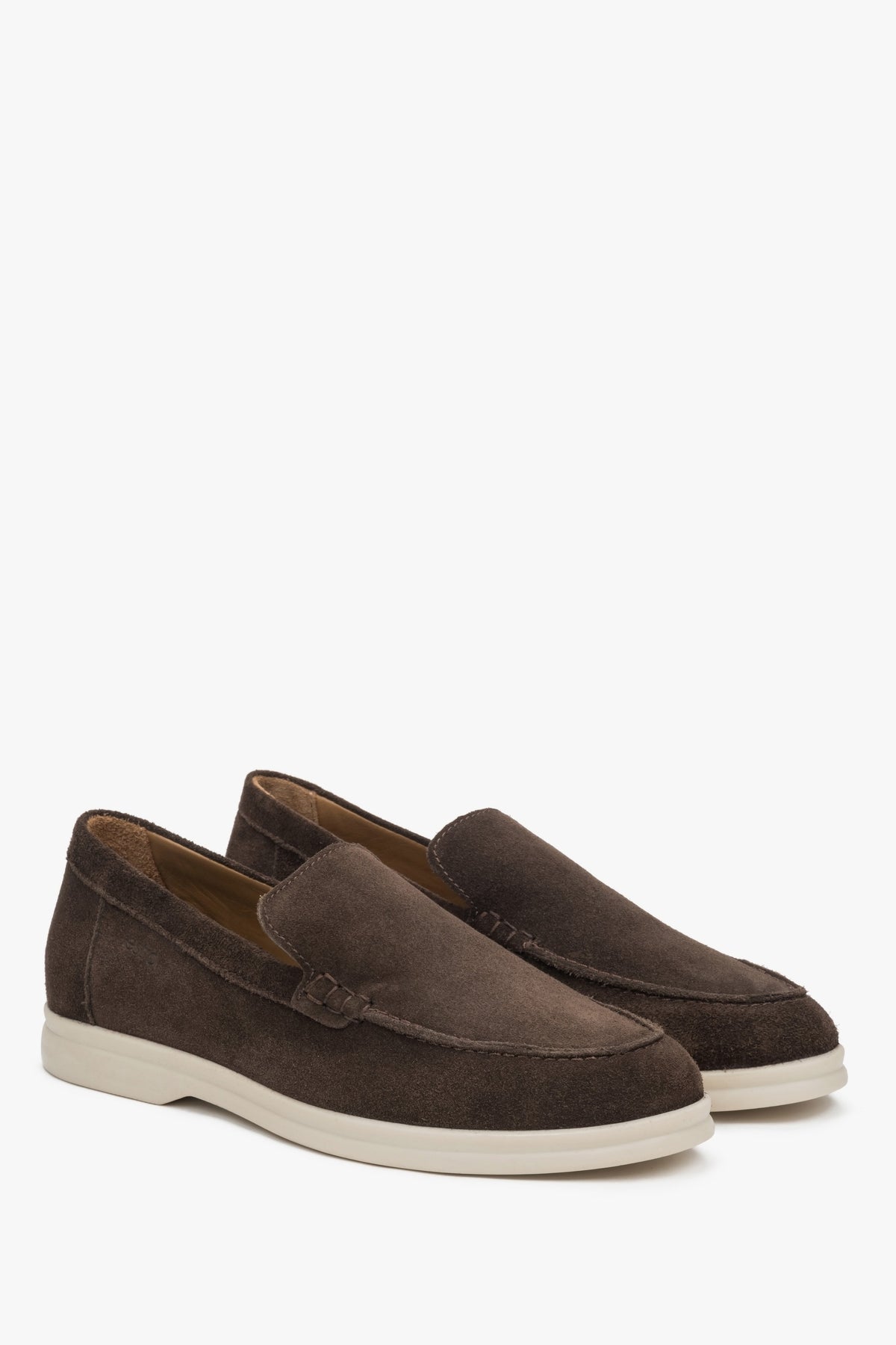 Loafersy damskie zamszowe w kolorze czekoladowy brąz Estro - prezentacja czubka buta i przyszwy bocznej.