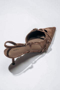 Wyjątkowe czółenka slingback zaprojektowane na wąską stopę, podkreślające wyrazistą, geometryczną konstrukcję przodu cholewki i matową strukturę weluru.