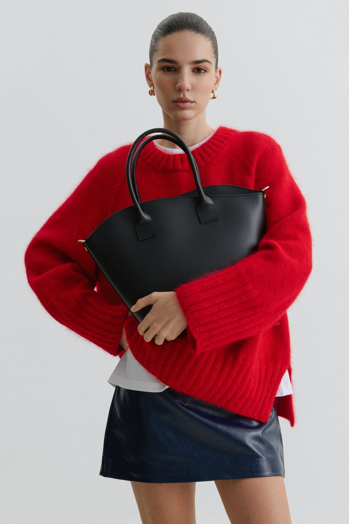 Duża czarna torebka damska typu shopper z włoskiej skóry naturalnej Premium Estro ER00116711.