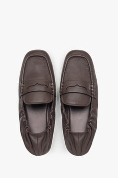 Loafersy damskie Estro, elastyczne, ciemnobrązowe, z miękkim zapiętkiem.