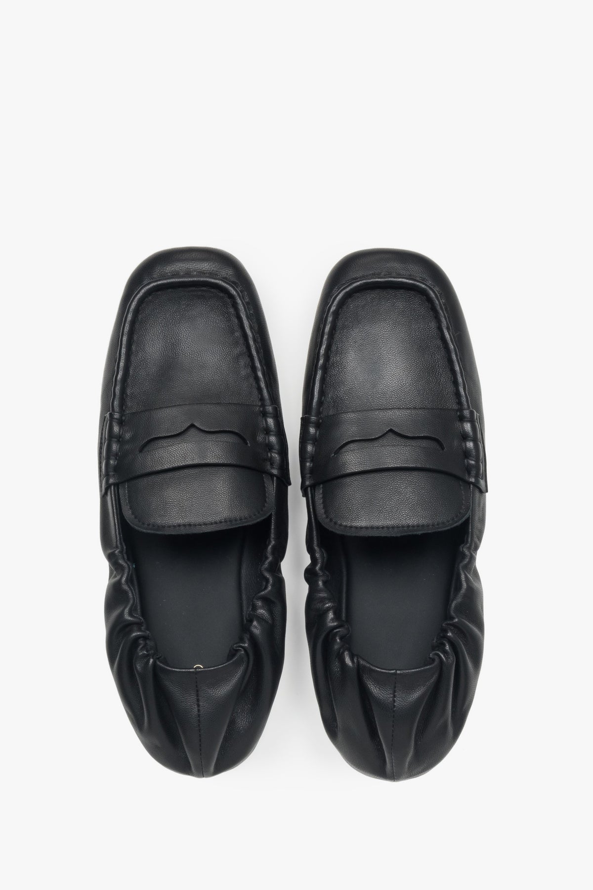 Loafersy damskie Estro, elastyczne, czarne, z miękkim zapiętkiem.