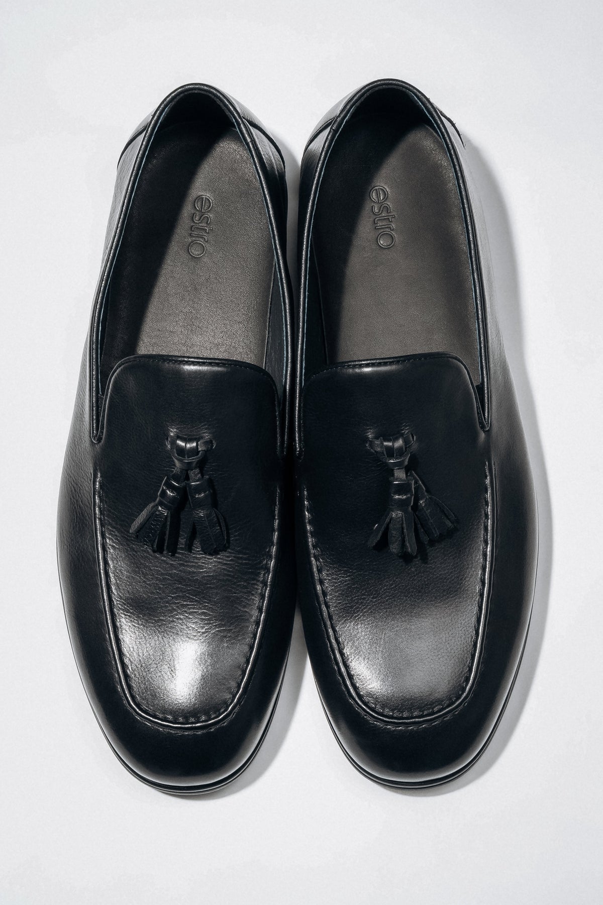 Eleganckie czarne loafersy męskie z chwostem ze skóry naturalnej Estro ER00119072.