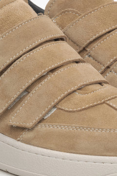 Jasnobrązowe sneakersy damskie na rzep Estro - zbliżenie na system zapięcia.