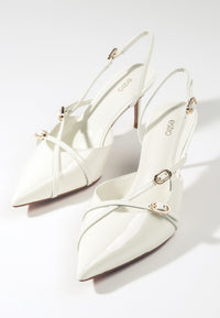 Jasnobeżowe czółenka damskie typu slingback z lakierowanej skóry naturalnej Estro ER00117222.