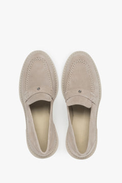 Loafersy z weluru naturalnego Premium marki Estro w jasnobeżowej kolorystyce - prezentacja z góry.