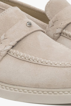 Jasnobeżowe loafersy typu Penny z włoskiego weluru naturalnego Premium od Estro - detale.
