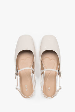 Komfortowe jasnobeżowe sandały damskie Estro, o fasonie slingback.