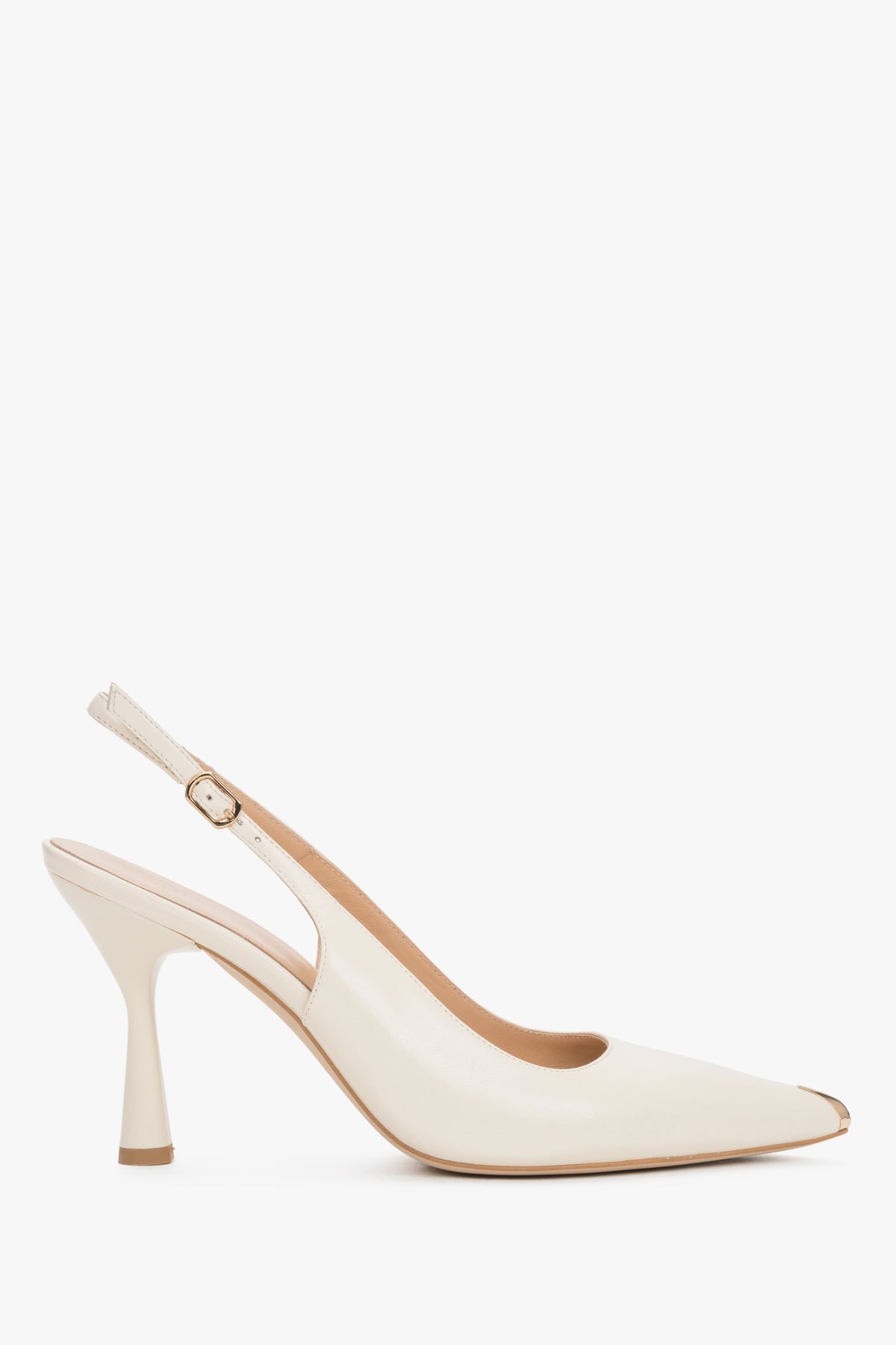 Eleganckie buty damskie ukazujące stabilny profil rozszerzanego obcasa oraz precyzyjne wykończenie metalowej sprzączki przy zapięciu.