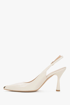 Eleganckie buty damskie ukazujące stabilny profil rozszerzanego obcasa oraz precyzyjne wykończenie metalowej sprzączki przy zapięciu.