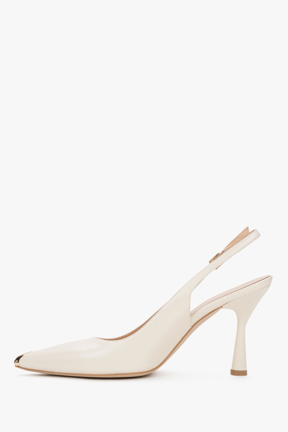 Eleganckie buty damskie ukazujące stabilny profil rozszerzanego obcasa oraz precyzyjne wykończenie metalowej sprzączki przy zapięciu.