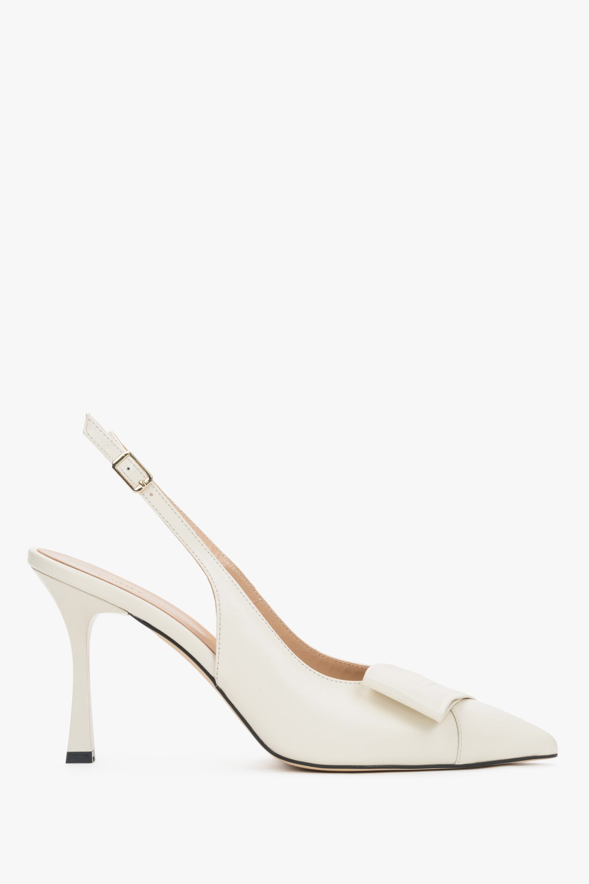 Jasnobeżowe skórzane czółenka damskie typu slingback na szpilce z czubkiem w szpic Estro ER00119581.