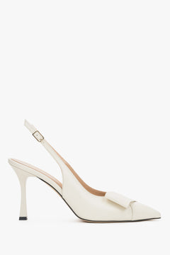 Jasnobeżowe skórzane czółenka damskie typu slingback na szpilce z czubkiem w szpic Estro ER00119581.