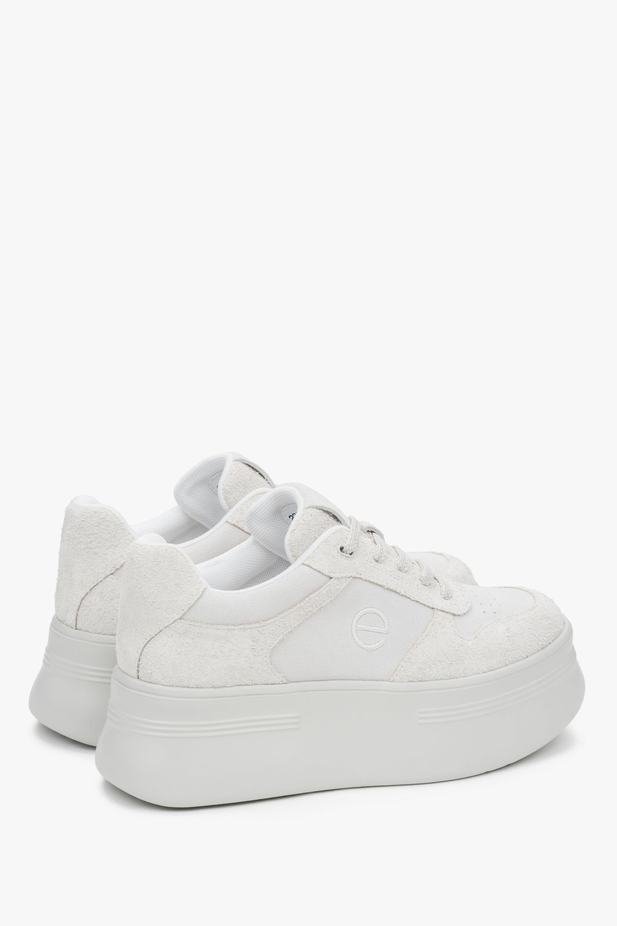 Nowoczesne jasnobeżowe sneakersy damskie Estro, wykonane z weluru, z wysoką platformą.