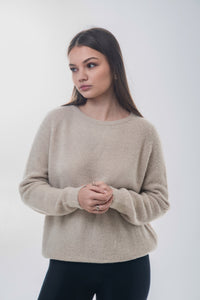 Jasnobeżowy sweter damski z dodatkiem wełny z alpaki Estro ER00118757.