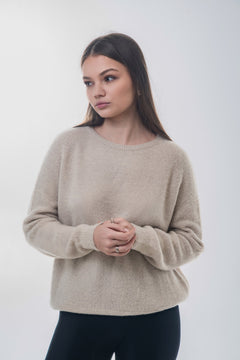 Jasnobeżowy sweter damski z dodatkiem wełny z alpaki Estro ER00118757.