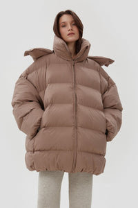 Jasnobrązowa pikowana kurtka damska oversize typu puffer z wysokim kołnierzem Estro ER00113903.