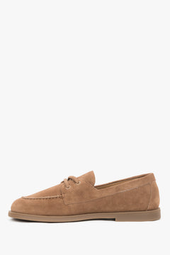 Damskie jasnobrązowe loafersy w stylu żeglarskim z włoskiego weluru naturalnego Premium Estro.