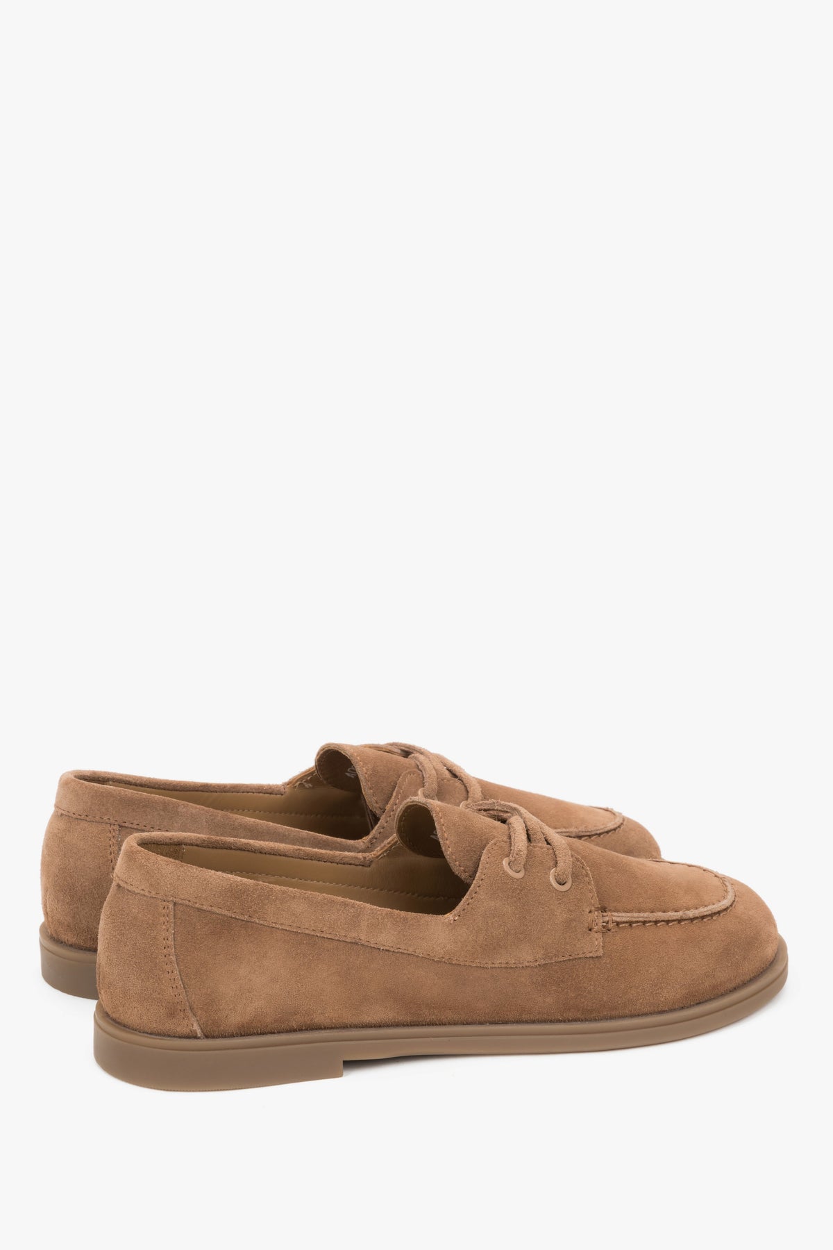 Z włoskiego weluru naturalnego Premium, jasnobrązowe loafersy damskie w stylu żeglarskim Estro.