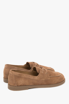 Z włoskiego weluru naturalnego Premium, jasnobrązowe loafersy damskie w stylu żeglarskim Estro.