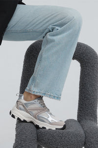 Mleczno-srebrne sneakersy damskie z łączonych materiałów z elastyczną podeszwą ES8 ER00114671
