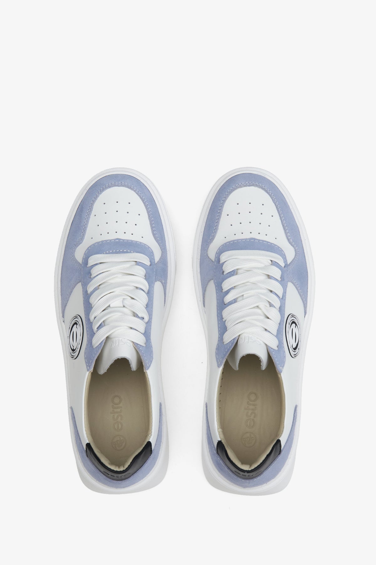 Biało-niebieskie sneakersy damskie na wiosnę i jesień Estro - prezentacja obuwia z góry.