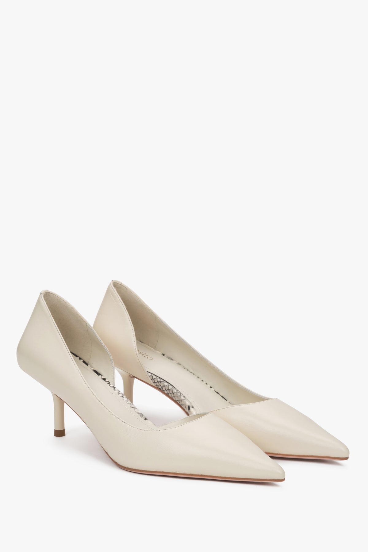 Eleganckie klasyczne beżowe szpilki damskie, wykonane ze skóry naturalnej i osadzone na wygodnym, niskim obcasie.