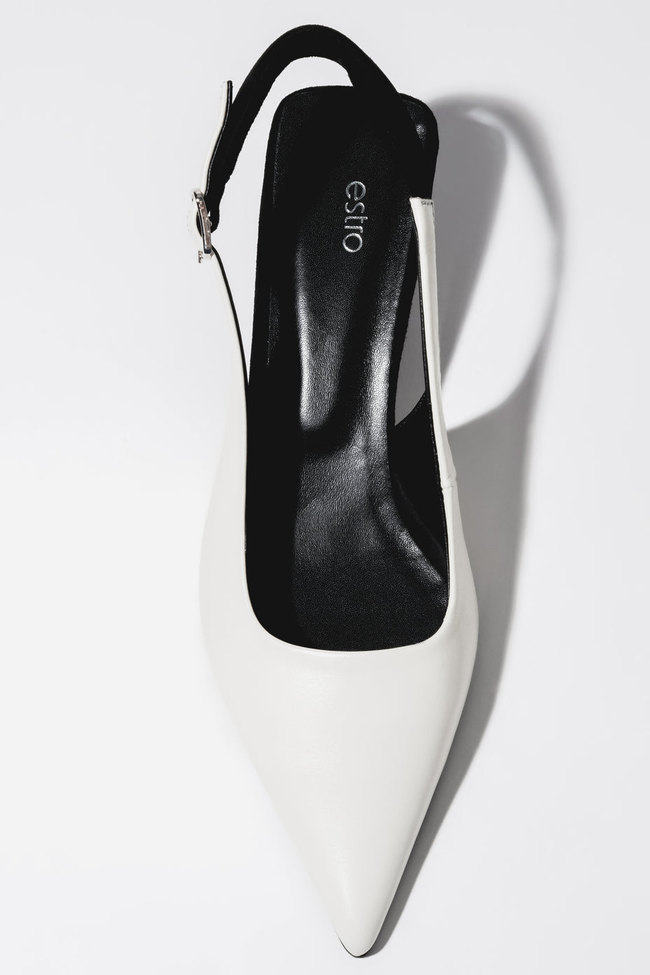 Mlecznobiało - czarne czółenka damskie typu slingback na obcasie kitten heel Estro ER00119766.