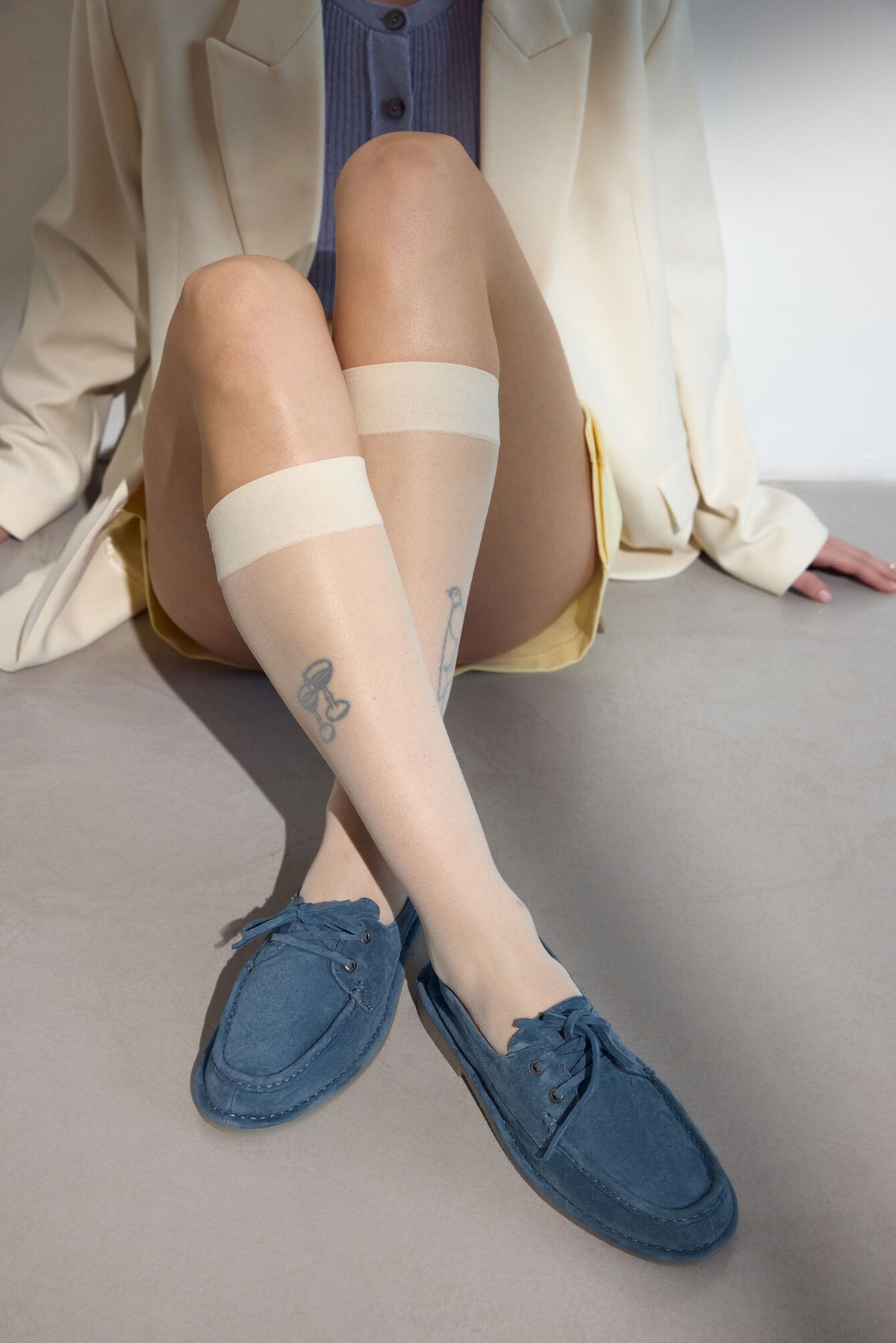 Niebieskie sznurowane loafersy damskie z weluru w stylu żeglarskim Estro ER00117143.