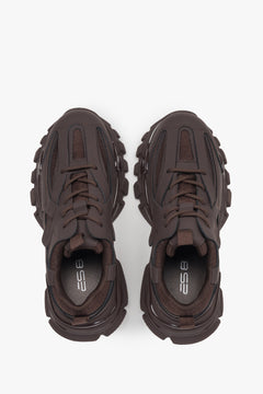 Sneakersy damskie ciemnobrązowe ES8 ze sznurowaniem na wiosnę i jesień - prezentacja obuwia z góry.