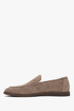 Z weluru naturalnego, podłużne loafersy męskie w kolorze khaki Estro.