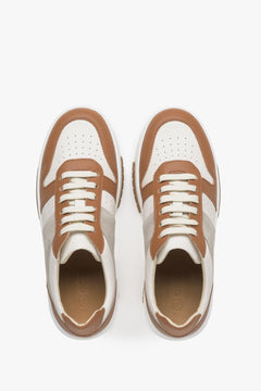 Sneakersy damskie ze skóry naturalnej w kolorze brązowo-białym Estro - prezentacja modelu z góry.