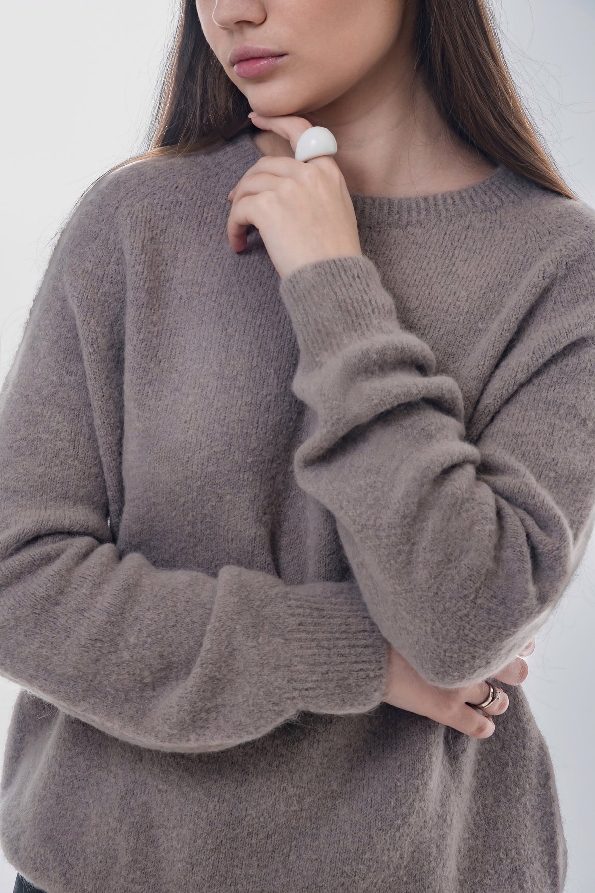 Damski sweter w kolorze taupe z dodatkiem wełny z alpaki Estro.