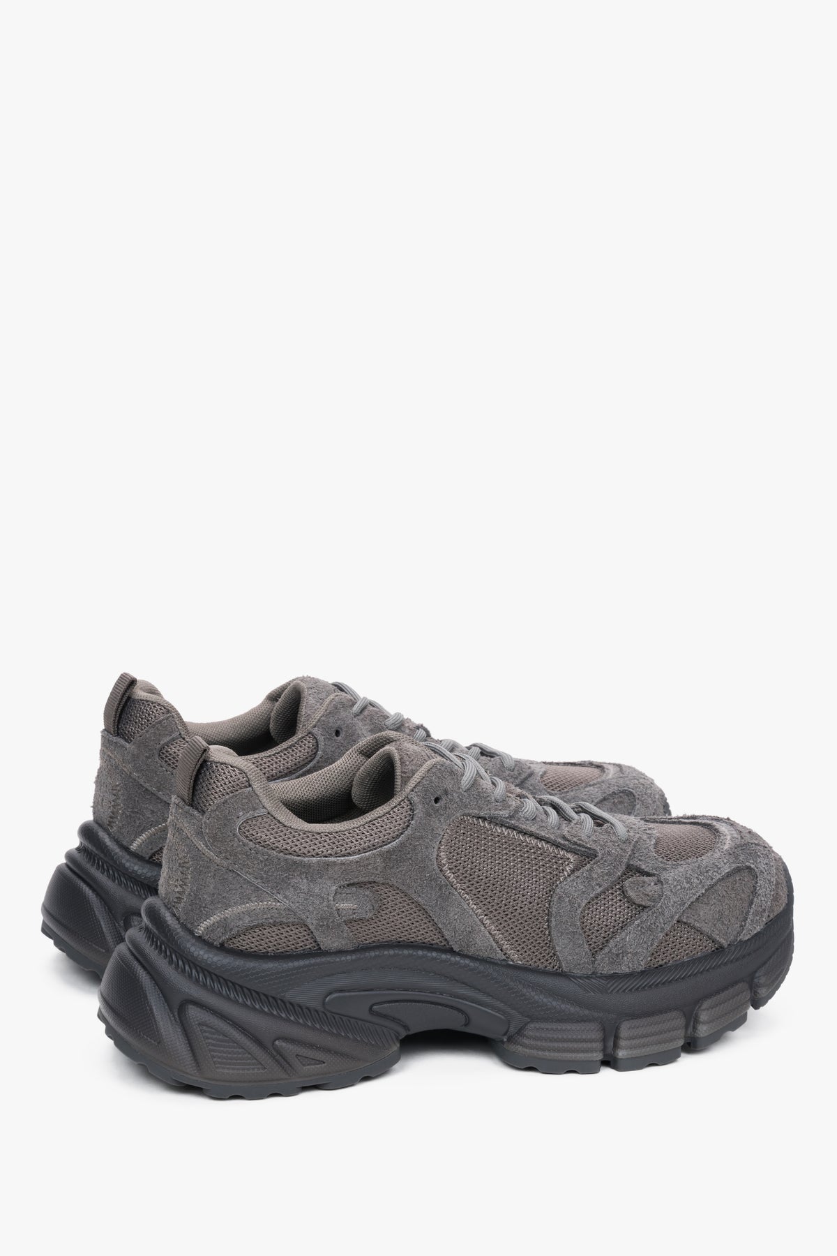 Z weluru naturalnego i przewiewnej siateczki, szare sneakersy damskie na platformie ES8.