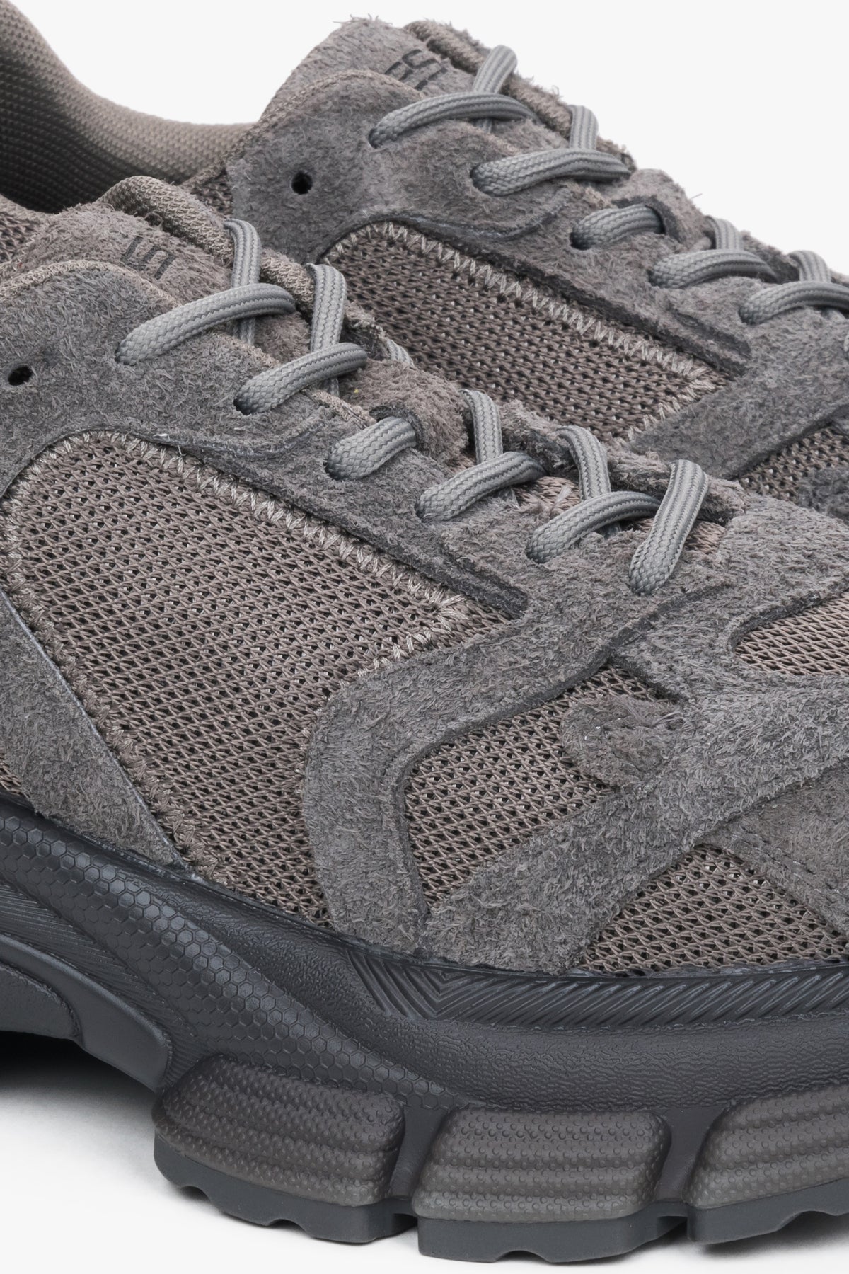 Szare sneakersy damskie ES8, na platformie, z weluru naturalnego i przewiewnej siateczki.