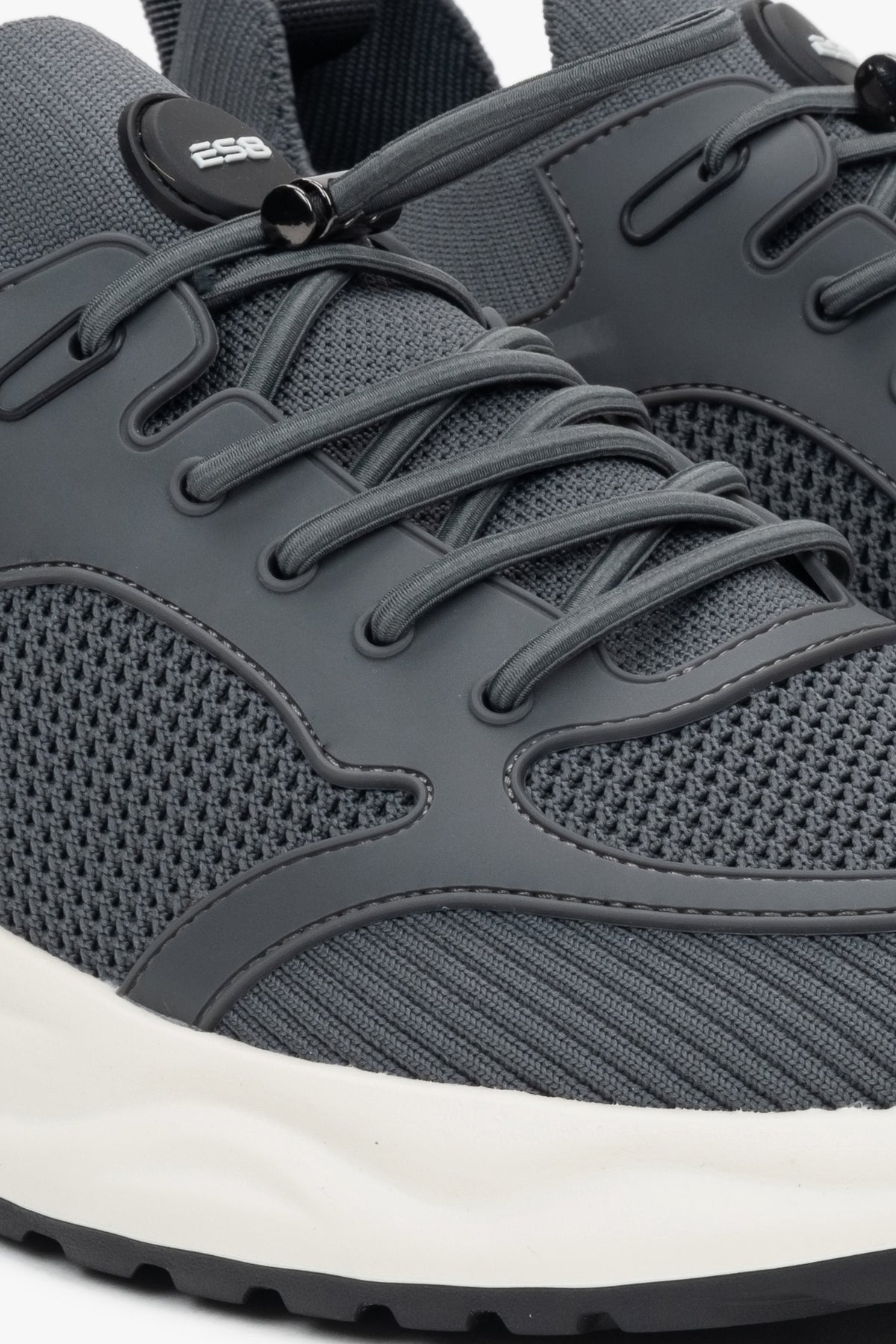 Szare sportowe sneakersy męskie ES8, z miękkich tekstyliów i przewiewnej siateczki.