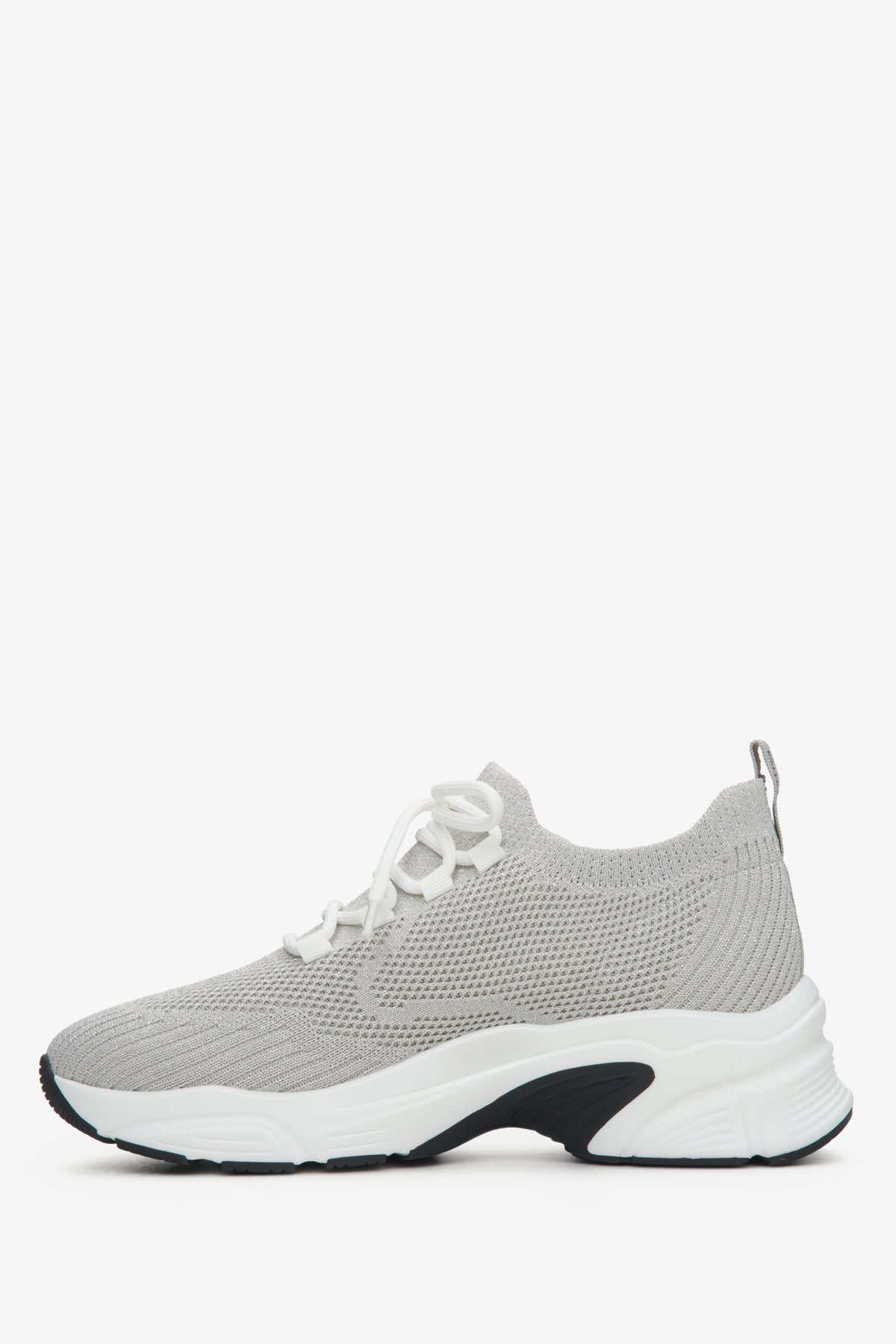 Sportowe sneakersy damskie na lato w kolorze szarym - profil.