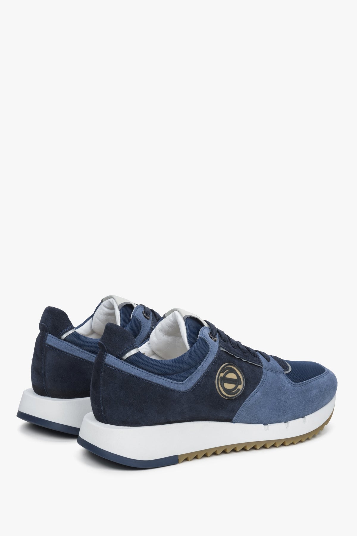 Czarno-niebieskie welurowo-skórzane sneakersy męskie Estro - zbliżenie na zapiętek i linię boczną buytów.