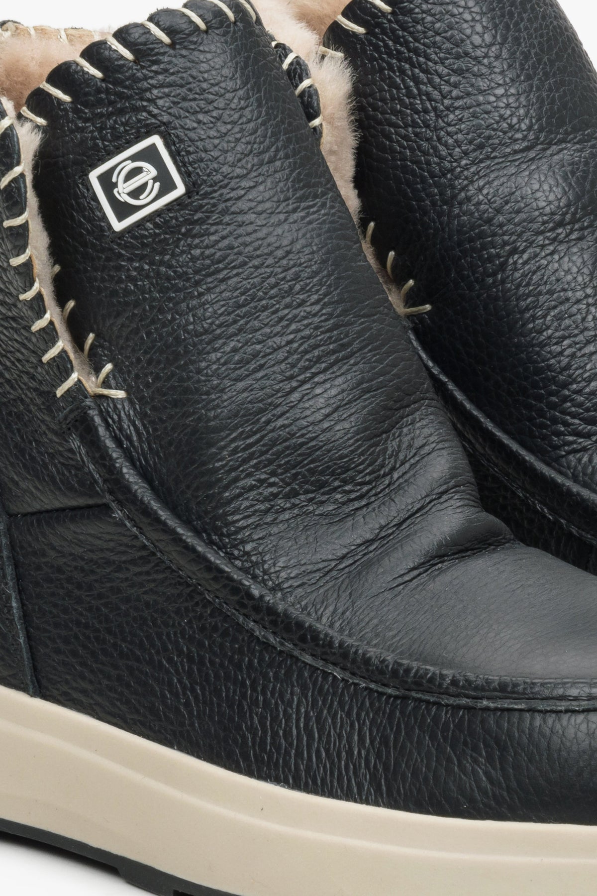 Miękkie skórzane śniegowce w kolorze czarnym Estro - zbliżenie na detale.