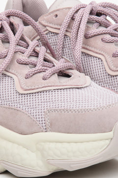 Sneakersy damskie w kolorze jasnofioletowym z zamszu i tekstyliów na grubej podeszwie - zbliżenie na detale.