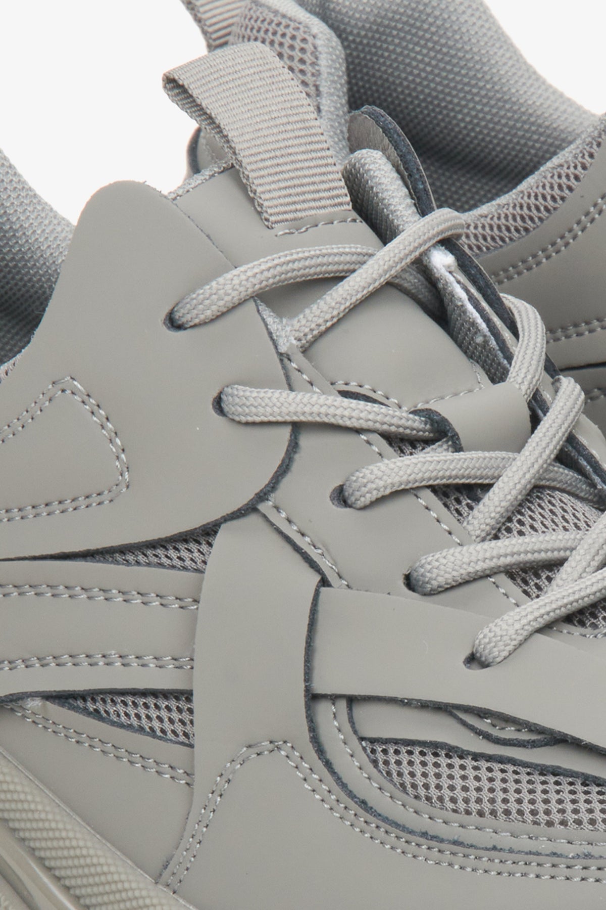 Sneakersy damskie w kolorze szarym ze skóry naturalnej i materiału tekstylnego na wiosnę i jesień - zbliżenie na system sznurowania.