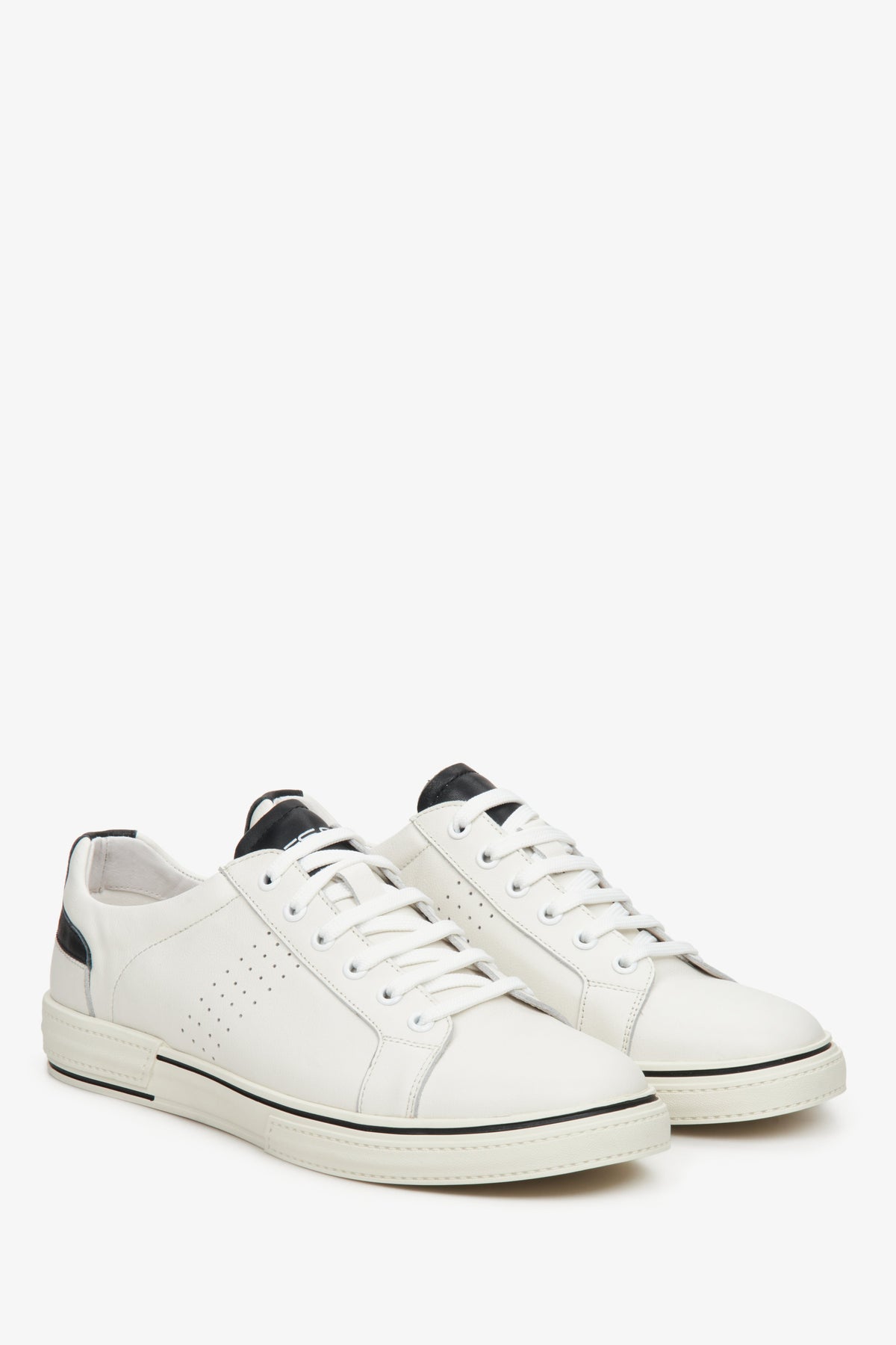 Męskie, biało-czarne sneakersy ze skóry naturalnej na wiosnę i jesień - prezentacja czubka buta i przyszwy bocznej.