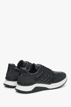 Czarne sneakersy męskie Estro ze skóry naturalnej - zbliżenie na zapiętek i przyszwę boczną.