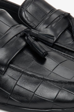 Czarne lordsy męskie ze skóry naturalnej - zbliżenie na fakturę materiału i zdobienia.