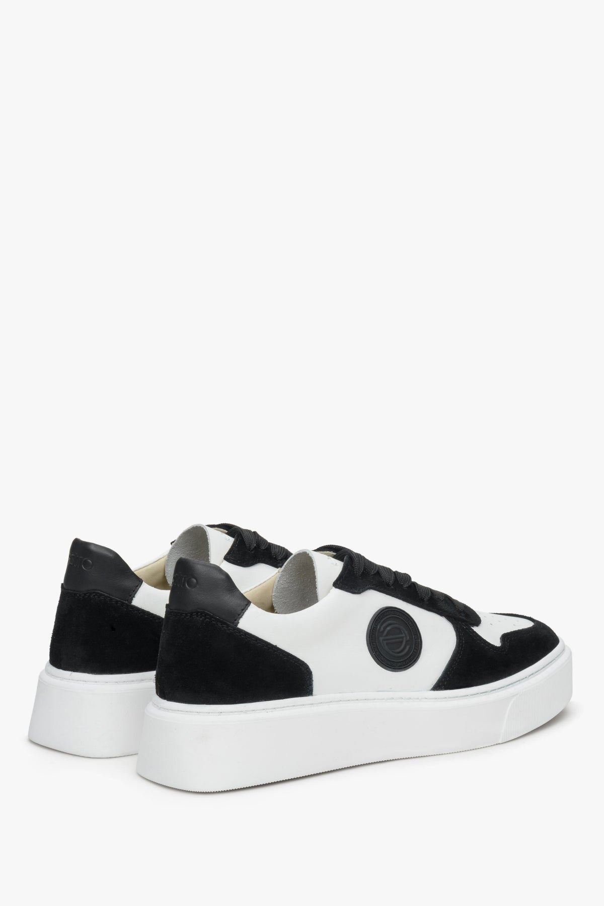 Czarno-białe miękkie i wygodne sneakersy damskie Estro ze skóry i weluru - zbliżenie na przyszwę boczną i zapiętek.