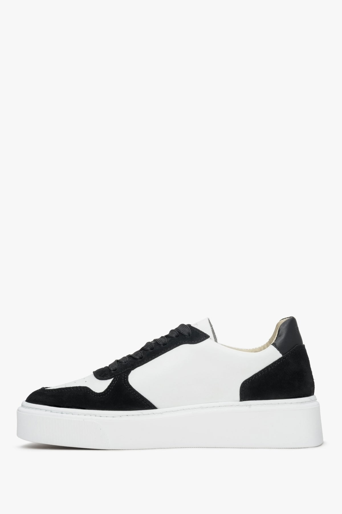 Sneakersy damskie z kombinowanych materiałów, skórzano-welurowe w odcieniu bieli i czerni.
